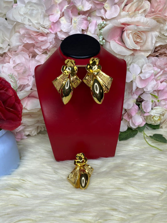 Ensemble bouclé d’oreille et bague